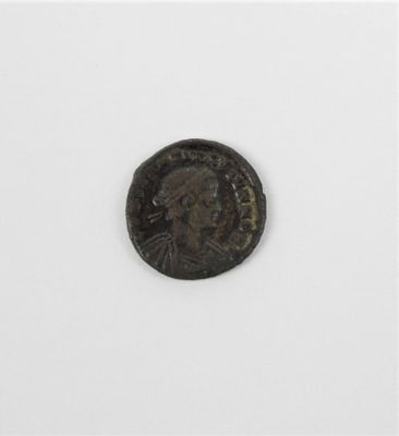 une vieille pièce de monnaie avec un visage d'homme dessus