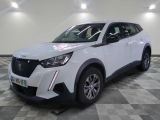 le SUV blanc est garé dans une pièce au sol en damier