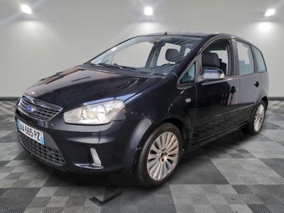 la photo d'une petite voiture noire garée dans un garage