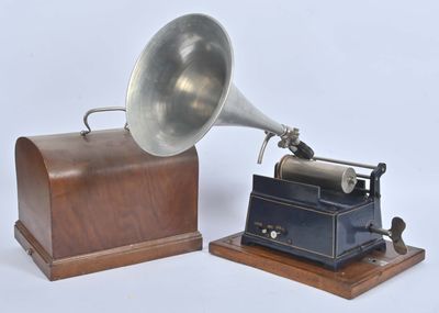 un gramophone à l'ancienne, muni d'un socle et d'un coffret en bois