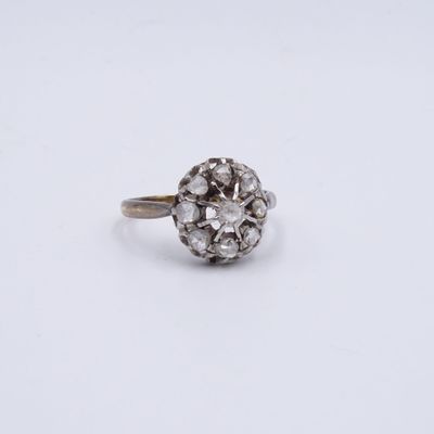gros plan d'une bague en diamant sur une surface blanche
