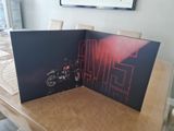 la photo d'une photo représentant une moto posée sur une table