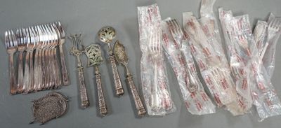 de nombreux types d'argenterie disposés sur la table