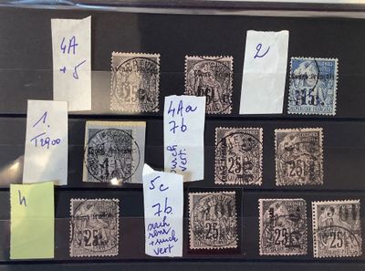 de nombreux timbres différents exposés dans une vitrine