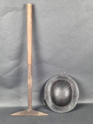 Lot comprenant : 1 barrette de mineur en cuir bouilli et 1 c…