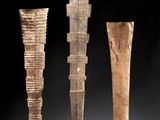 trois types différents de bâtonnets en bois sur lesquels sont inscrits des chiffres