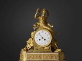 l'image d'une horloge en or posée sur une table