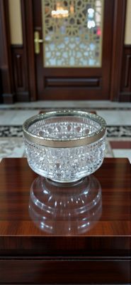 Large coupe en cristal avec bordure argentée