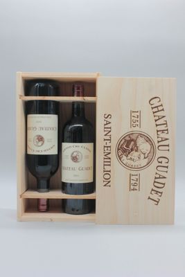 deux bouteilles de vin dans un coffret en bois sur fond blanc