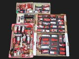 de nombreux types de petits trains dans la boîte