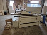 une machine placée au milieu d'une pièce
