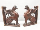 paire de serre-livres anciens en bois représentant un lion et un oiseau