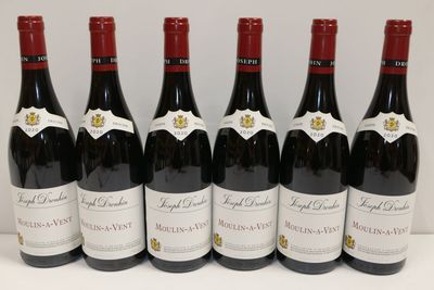 six bouteilles de vin rouge sont alignées sur une table