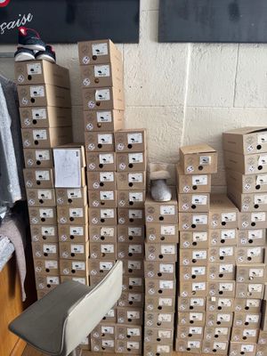 une pile de cartons empilés les uns sur les autres