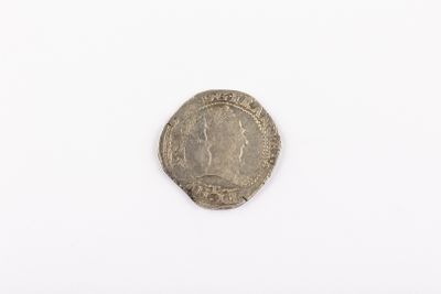 gros plan d'une pièce de monnaie sur une surface blanche