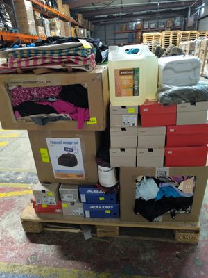 de nombreux cartons empilés les uns sur les autres dans un entrepôt
