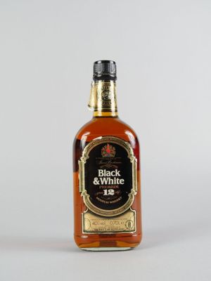 une bouteille de whisky « Black and White » sur fond blanc