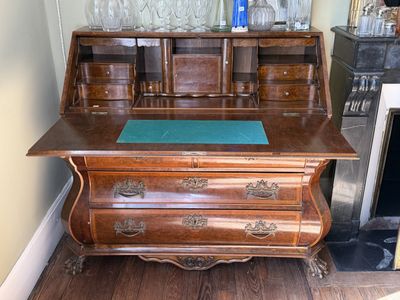 un bureau en bois recouvert d'un tapis bleu
