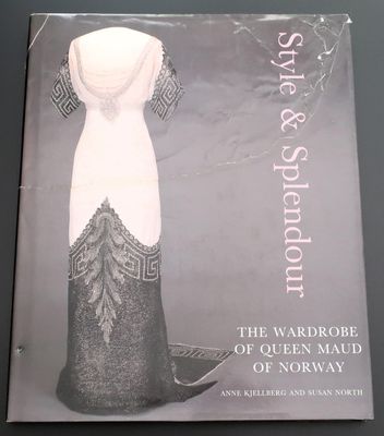 un livre sur lequel est posée une robe, posé sur une table