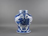 vase bleu et blanc orné d'un bateau sur un fond gris