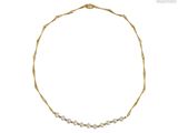 un bracelet en or orné de perles et d'une chaîne, sur fond blanc