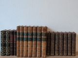 de nombreux livres anciens alignés sur une table