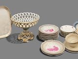 beaucoup d'assiettes et de tasses, ainsi qu'un plateau sur la table