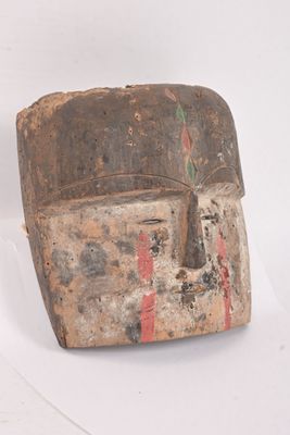 Masque anthropomorphe en bois sculpté et rehauts en rouge et…