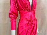 une robe rose sur un mannequin, un mannequin, un mannequin, un mannequin, un mannequin, un mannequin, un mannequin, un mannequin, un mannequin