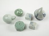 cinq pièces de poterie posées sur une surface blanche