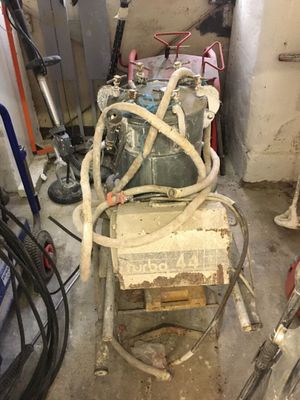 une machine placée au milieu d'une pièce