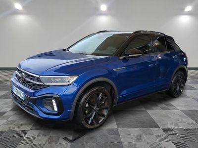 un SUV Volkswagen T-Cross bleu garé sur un sol à damier