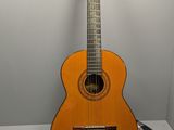 une guitare posée sur une table à côté d'une cravate