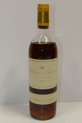 l'image d'une bouteille de vin posée sur une table