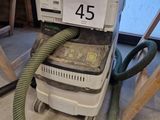 une machine à laquelle est raccordé un tuyau