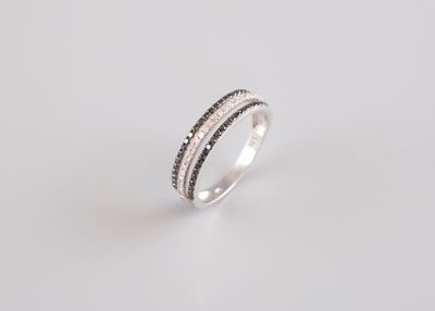 Bague en or blanc 9k 375°/°°, poinçon 375, sertie sur trois …