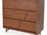 un gros plan d'une commode en bois sur fond blanc