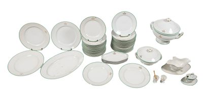 beaucoup d'assiettes et de bols sur la table