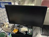 un bureau sur lequel se trouvent un écran d'ordinateur, un clavier, une souris et d'autres objets