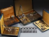 beaucoup d'argenterie dans un coffret sur une table