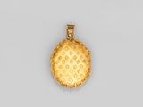 un pendentif en or 18 carats orné d'un motif en diamant