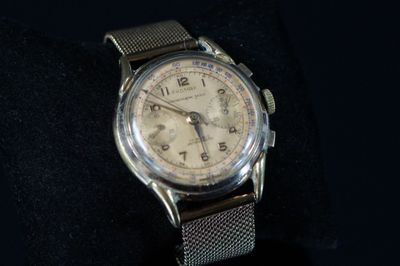 une montre posée sur un morceau de tissu