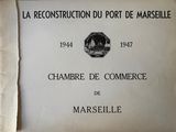 un vieux livre sur lequel figurent l'image d'un bâtiment et un sceau
