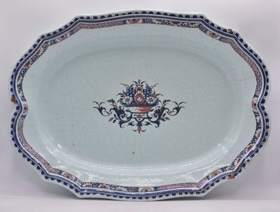une assiette bleue et blanche ornée d'un motif floral