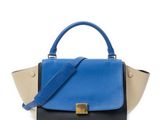 un sac à main bleu et noir sur fond blanc