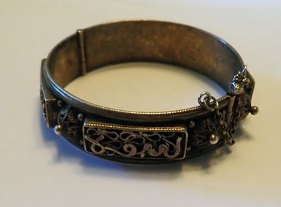 Bracelet jonc ouvrant en argent berbère AFN, à décor de dôme…