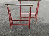 une table rouge posée au milieu d'un parking