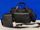 un sac noir et un téléphone portable posés sur une table
