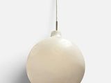un gros plan d'une lampe blanche accrochée à un mur