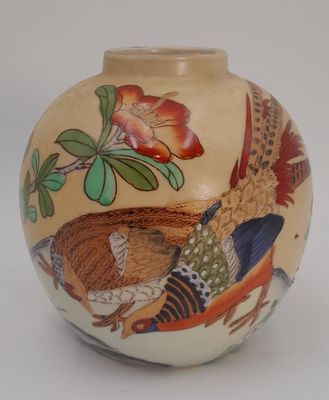ASIE. Vase boule en porcelaine polychrome à décor de faisan …